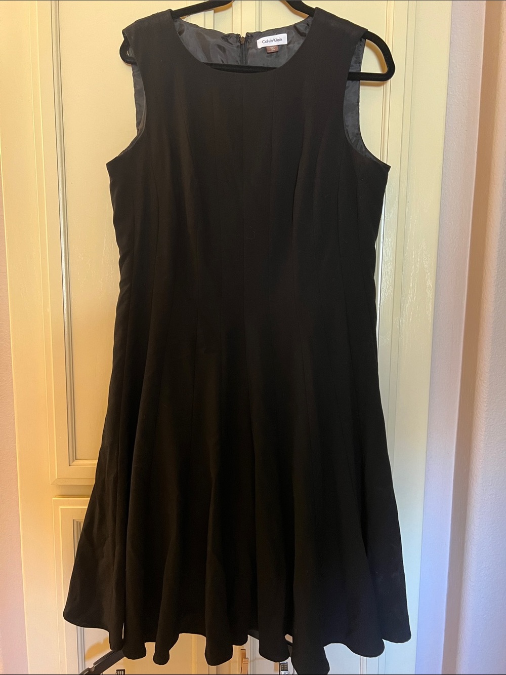 14 w Calvin Klein Black Sleeveless Flared Midi Dress lining has some tears.